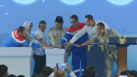 Presiden Prabowo bersama sejumlah menteri dan pimpinan Pertamina memejet kilang terbesar di Indonesiia, dari kapasitas 250.000 barel menjadi 360.000 barel/hari. Menelan investrasi Rp 123 triliunm dan akan mampu menghemat subsidi BBM hingga Rp 68 triliun/ tahun. Foto: cnbindonesia