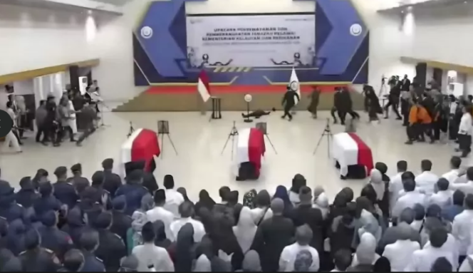 
					Menteri KKP, Sakti Wahyu Trenggono ambruk, saat upacara penerima tiga jenazah ASN KKP korban ATR, Minggu 25 Januari 2026. Saat Trenngono masih dirawat di RSCM, disebut kecapaian setelah mengikuti perjalanan Presiden ke Eropa. Foto: ist