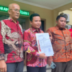 Ketua Madas Swedarah M Taufik (tengah) bersama beberapa lawyernya mendatangani Polda Jatim melaporkan wakil walikota Surabaya H Armuji, terkait dugaan pelanggaran UU ITE. Foto: kompas.jatim.com