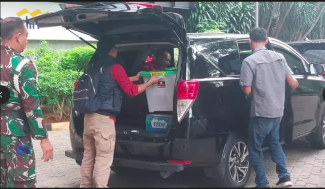 
					Tim Kejaksaan Agung ambila laih kasus hukum korupsi 17 izin usaha pertambanagn (IUP) di Konawe Utara. Pengeledahan dilaksanaka di kantor Kementrian Lingkungan Hidup dan Kehutanan (KLKT) di Hakarta, Rabu 7 Januari 2025. Foto: ist