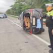 Sebuah Innova alami laka lantas tunggal, diduga selip akibat sopir ngantuk terjadi tol Jomo KM-704/600 1570 IA, terjadi Sabtu pagi, 06.00 WIB, menyebabkan tujuh orang termasuk sopir dan dua balita mengalami luka berat dan dirujuk ke RSUD Basoeni. Foto: Ist.