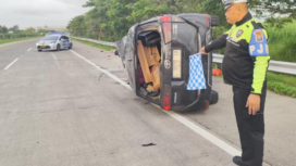 Sebuah Innova alami laka lantas tunggal, diduga selip akibat sopir ngantuk terjadi tol Jomo KM-704/600 1570 IA, terjadi Sabtu pagi, 06.00 WIB, menyebabkan tujuh orang termasuk sopir dan dua balita mengalami luka berat dan dirujuk ke RSUD Basoeni. Foto: Ist.