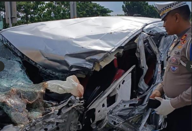 
					Diduga Pengemudi Mengantuk Avansa Seruduk Truk di Tol Jomo, Dua Perempuan Bangkalan Tewas di Tempat