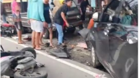 Sungguh parah kecelakaan yang terjadi di jalan KH Hastyim Asy'ari Jombang, Minggu sore. Korban sebanyak sembilan orang, dengan tujuh motor bergelimpangan. Satu orang meninggal dunia,satu luka berat, tenam lainnya luka ringan. Foto: swarajombang.com/ elok apriyanto