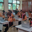 Sebanyak 100 siswa SR Terintegrasi Jombang, telah memliki sarana laptop dengan nama masing-masing siswa. Guru memberikan pengajaran menggunakan smartboard. Foto: swarajombang.com/ elok apriyanto