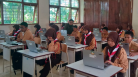 Sebanyak 100 siswa SR Terintegrasi Jombang, telah memliki sarana laptop dengan nama masing-masing siswa. Guru memberikan pengajaran menggunakan smartboard. Foto: swarajombang.com/ elok apriyanto