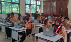 Siswa Makin Bersemangat di SR 8 Jombang, Pembelajaran Pakai Smartboard dan Laptop
