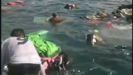 Sebuah longboat berpenumpang 59 orang pecah dihantam ombak Halmahera Selatan, seorang dosen hilang dan satu balita meninggal. SAR berhasil selamatkan 57 orang. Terjadi lautan Halmahera, Jumat siang 23 Januari 20926. Foto: Instagram@medsoszone