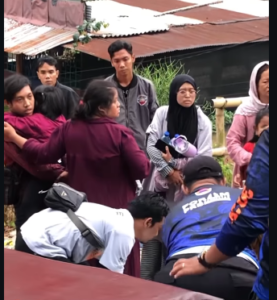 Tanggal 1 Januari 2026, Kamis sore sekitar pukul 17.00 WIB, 16 penumpang alami luka berat dan ringan,akibat minibus Elf Minibus L 7791 AF mengalami kecelakaan tunggal di jalur turunan AMD Sendi, Dusun Pacet Selatan, Desa Pacet, Kecamatan Pacet, Kabupaten Mojokerto. Foto: Instagram@kabarterdepanmojokerto
