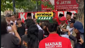 Muncul surat dari  Kapoltabes Surabaya, juru sita PN Surabaya membatalkan upaya hukum menyegel rumah Jl. Raya Darmo 153,  Senin 12 Januari 2026.  Rumah yang akan dilelang oleh kurator lelang Albert, tetapi gagal karena sejak 2021 dikuasai   ormas Madas sejak 2021.. Foto: Instagram@surabayakabarmetro