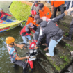 Empat dari delapan motor yang tercebur masuk ke Telaga Sarangan, sudah berhasil dievakuasi, Sabtu, 17 Januari 2026. Tiga wisatawan juga tercebut masuk telaga, dalam kondisi selama. Persitiwa ini terjadi akibat tanggul bibir (tubir) telaga Sarangan, ambrol sepanjang 7 meter. Foto: swarajombang.com/ bambang tjuk winarno