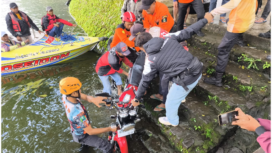 Empat dari delapan motor yang tercebur masuk ke Telaga Sarangan, sudah berhasil dievakuasi, Sabtu, 17 Januari 2026. Tiga wisatawan juga tercebut masuk telaga, dalam kondisi selama. Persitiwa ini terjadi akibat tanggul bibir (tubir) telaga Sarangan, ambrol sepanjang 7 meter. Foto: swarajombang.com/ bambang tjuk winarno