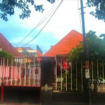 PN Surabaya menurut rencana hari ini, Senin 12 Januari 2026, melakukan eksekusi terhadap rumah di Jalan Raya Darmo 153, Surabaya. Rumah tersebut berada di bawah kurator lelang, dan hasil lelang untuk membayar kreditur. Rumah tersebut saat ini menjadi sekretariat organisasi Madas Sedara yang sebelumnya disangkutkan dengan perkara nenek Elina Widjayanti, 80. Foto: mediabuser.com