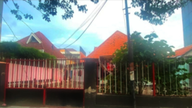 PN Surabaya menurut rencana hari ini, Senin 12 Januari 2026, melakukan eksekusi terhadap rumah di Jalan Raya Darmo 153, Surabaya. Rumah tersebut berada di bawah kurator lelang, dan hasil lelang untuk membayar kreditur. Rumah tersebut saat ini menjadi sekretariat organisasi Madas Sedara yang sebelumnya disangkutkan dengan perkara nenek Elina Widjayanti, 80. Foto: mediabuser.com