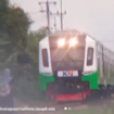 Bercanad dengan bertaruh nyawa, tampak seorang remaja putri berdiri di tengah rel KA, dengan mengangkat kedua tangannya (seolah berusaha menghentikan) laju sebuah lokomotif. Adegan ini bahkan dilakukan dua kali dalam durasi sekitar 25 detik. Peristiwa ini terjadi di KM 31+½, Desa Durungbedug, Kecamatan Candi, Sidaorjo, 26 Desember 2025. Foto: Instagram@realfans.daop08