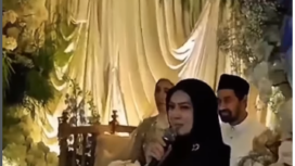 Kedua mempelai duduk bersanding di pelaminan, teralangi wajah MC, dalam video disebut sebagai acara pernikahan antara gubernur Aceh Muazkie Manaf alias Mualem dengans eorang wanita Malaysia yang tidak disebut namanya. Foto: Instagram@metronews.co