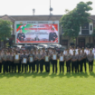 Kapolres Jombang AKBP Ardi Kurniawan memberikan apresiasi kepada tiga warga Ngoro, yang telah membantu menggagalkan pencurian sepeda motor. Foto: swarajombang.com/ elok apriyanto