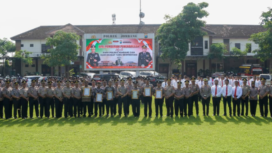Kapolres Jombang AKBP Ardi Kurniawan memberikan apresiasi kepada tiga warga Ngoro, yang telah membantu menggagalkan pencurian sepeda motor. Foto: swarajombang.com/ elok apriyanto