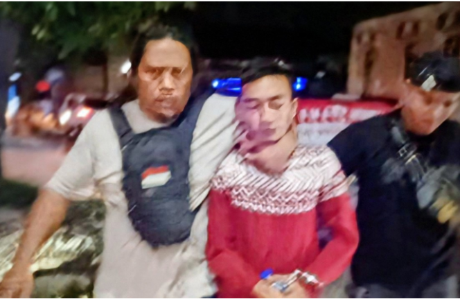 
					Polisi meringkus tersangkan Ria, tersangka pelaku pembunuh ibunya sendiri, gegara ditolak pinjam Rp 34 juta, untuk bauar utang. Foto: antaranews.com