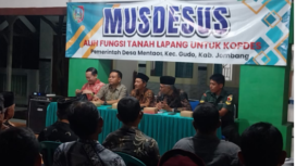 Perangkat dan warga deesa Mentaos , Gudo, Jombang melaksanakan musyarawah desa desa( Musdes) untuk alih fungsi aset desa sebagai kantor/ gerai koperasi desa merah purih (KDMP). Foto: jombangkab.go.id