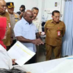 Menteri HAM, Natalius Pigai turun melakukan pemeriksaan kasus kercunan makanan MBG di Mojokerto, Rabu 14 Januari 2026. Ia tegaskan kejadian ini tidak mengalangi pelaksanaan program MBH nasional. Foto: beritajateng.com