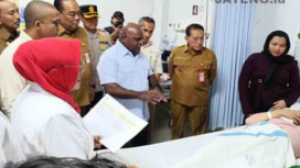 Menteri HAM, Natalius Pigai turun melakukan pemeriksaan kasus kercunan makanan MBG di Mojokerto, Rabu 14 Januari 2026. Ia tegaskan kejadian ini tidak mengalangi pelaksanaan program MBH nasional. Foto: beritajateng.com