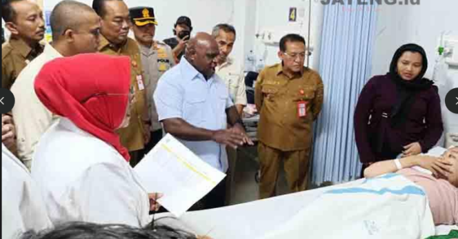 
					Menteri HAM, Natalius Pigai turun melakukan pemeriksaan kasus kercunan makanan MBG di Mojokerto, Rabu 14 Januari 2026. Ia tegaskan kejadian ini tidak mengalangi pelaksanaan program MBH nasional. Foto: beritajateng.com