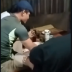 Perempuan pemilik warung ini begitu merasa gembira. Saat Gus Miftah datang dan makan di warugnya, ia sambil sungkem, mengucapakan terima kasih atas kedatangan ulama itu dan bersedia makan di warungnya. Foto: ntvnews.ci
