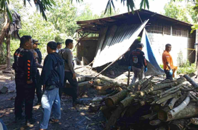 
					Terjadi kecelakaan kerja di sebuah pabrik tahu rumahan di desa Sutojayan, Pakisaji, kabupaten Malang, sekitar pukul 06.30 WIB, menyebabkan satu pekerja meninggal dunia. Korban tewas akibat terpental hingga beberap meter, terjadi Sabtu, 31 Januari 2026. Foto: seru.id
