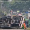 Kecelakaan beruntun terjadi akibat rem blong, tiga truk kontainer di Batang, Jawa Tengah, terjadi pada Jumat (30/1/2026) pagi sekitar pukul 09.25 WIB. Insiden ini melumpuhkan jalur Pantura Alas Roban, menyebabkan kemacetan parah hingga 3 km. Foto: Inews.id