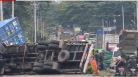 Kecelakaan beruntun terjadi akibat rem blong, tiga truk kontainer di Batang, Jawa Tengah, terjadi pada Jumat (30/1/2026) pagi sekitar pukul 09.25 WIB. Insiden ini melumpuhkan jalur Pantura Alas Roban, menyebabkan kemacetan parah hingga 3 km. Foto: Inews.id