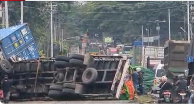 
					Kecelakaan beruntun terjadi akibat rem blong, tiga truk kontainer di Batang, Jawa Tengah, terjadi pada Jumat (30/1/2026) pagi sekitar pukul 09.25 WIB. Insiden ini melumpuhkan jalur Pantura Alas Roban, menyebabkan kemacetan parah hingga 3 km. Foto: Inews.id