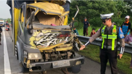 Kecelakaan maut terjadi pagi ini di Tol Pasuruan-Probolinggo KM 831/A, melibatkan dua truk. Seorang penumpang atau kernet truk meninggal dunia akibat tabrakan tersebut, Sabtu pagi, 24 Januari 2026. Foto: Dok/Ipda Firman