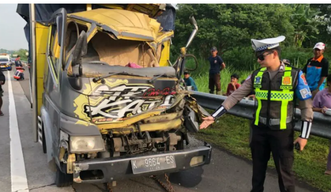 
					Kecelakaan maut terjadi pagi ini di Tol Pasuruan-Probolinggo KM 831/A, melibatkan dua truk. Seorang penumpang atau kernet truk meninggal dunia akibat tabrakan tersebut, Sabtu pagi, 24 Januari 2026. Foto: Dok/Ipda Firman