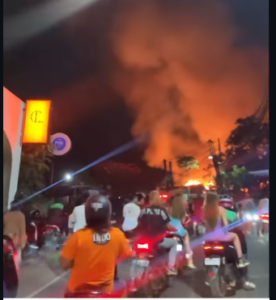 Sedikitnya 10 unit vila di kawasan wisata Pecatu, Bali, terbakar habis, gegara salah satu via tewrtimpa kembang api. Insiden ini terjadi pada menit 47, pergantian tahun baru 2026, Kamis pukul. 00.47 Wita. Foto: Instagram@