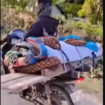 Pirna, 19, warga  Tojo Unauna, Sulawesi Tengah. Ia meninggal gegara perdarahan setelah melahirkan, di bawah ke puskesam, dan dirujuk rumah sakit tetapi meninggal dunia. Janzahnya pun harus diangkut menggunakan motor, karena keterbatasa ambulnas dan lokasi rumah duka yang sulit. Foto: Instagram@manadotimes 