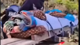 Pirna, 19, warga  Tojo Unauna, Sulawesi Tengah. Ia meninggal gegara perdarahan setelah melahirkan, di bawah ke puskesam, dan dirujuk rumah sakit tetapi meninggal dunia. Janzahnya pun harus diangkut menggunakan motor, karena keterbatasa ambulnas dan lokasi rumah duka yang sulit. Foto: Instagram@manadotimes 