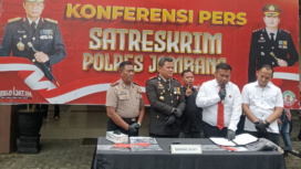 Polres Jombang menggelar acara konferensi pers, Senin, 26 Januari 2026, untuk menyampaikan publika tentang penangkapan 17 orang residivis pelaku pencurian morot, serta barang bukti 34 unit motor.  Foto: Swarajombang.com/ elok apriyanto