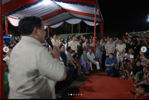 Presiden Prabowo Subianto memilih bersama warga pengungsi korban bencana di Tapanuli Selatan (Tapsel), saat pergeseran tahun 2025 ke 2026, Rabu-Kamis malam dinihari 31 Desember 2025 - 1 Januari 2026. Kini presiden sudah terbang ke Aceh, untuk mengunjungi warga terdampak bencana banjir bandang. Foto: Instagram@presidenrepublikindonesia & prabowo