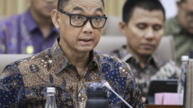 Dirut PLN Darmawan Prasodjo menyampaikan paparan hasil pemulihan jaringan listrik di lokasi bencana Sumatera dan Aceh. Ia tak mampu membendung air mata, saat berkisah 69.000 personel PLN dikerahkan untuk secepatnya menyelesaikan jaringan itu, dia sebut sebagai melampaui kemampuan yang ada. Foto: kumparan