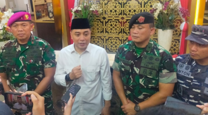 
					Aksi preansme di Surabaya semakin menggila, puncaknya adalah kasus pengusiran dan penghacuran rumah nenek Elina Widjayanti. Merespon kasus itu,m Walikota Surabaya membentu satruan tugas (Satgas) Anti Preman dan Reformasi Agraria. Satgas mendapat respon baik dari seluruh lapisan masyarakat TNI, Polri, kejaksaan. Foto: ist
