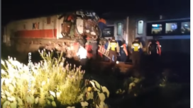Kereta Api (KA) Menoreh menabrak sebuah truk tangki air yang mogok di perlintas rel. Terjadi di KM 301+34, tepatnya di perlintasan rel tanpa penjagaan di Desa Dompyong Kulon, Kecamatan Gebang, Kabupaten Cirebon, pada Rabu (21/1/2026) sekitar pukul 02.47 WIB. Foto: Instagram@radarcirebon