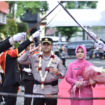 Gerbang Pedang Pora menyambut kehadiran AKP Ramadhan Nasution memasuki kantor Polres Gresik. Foto: swarajombang.com/ sanny