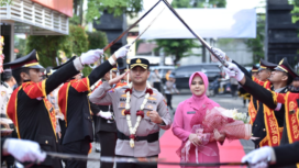 Gerbang Pedang Pora menyambut kehadiran AKP Ramadhan Nasution memasuki kantor Polres Gresik. Foto: swarajombang.com/ sanny