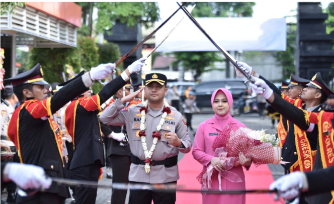 
					Gerbang Pedang Pora menyambut kehadiran AKP Ramadhan Nasution memasuki kantor Polres Gresik. Foto: swarajombang.com/ sanny