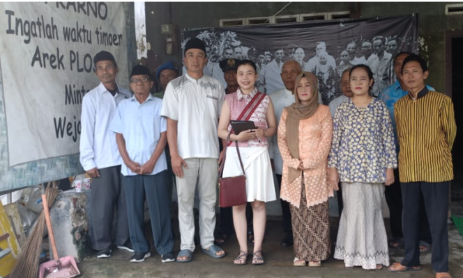 
					Pegiat sejarah Jombang dan Inisitor Titik Nol Kelahiran Bung Karno, Jumat 16 Januari 2026, mengelar teatrikal Kedatangan Cindy Adms  di Ploso, Jombang. Sebagai bagian dari penguatan fakta sejarah bahwa Bung Karno bukan lahird di Surabaya, melainkan lahir di Ploso, Jombang. Foto: dok/ dok/ TACB Kabupaten Jombang