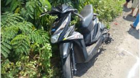Seorang pria bernama Purwanto, 52, membonceng Reviana Angelina, 23, meninggal dunia, terlindas troton. Insiden terjadi di jalan Desa Tanggalrejo, Kecamatan Mojoagung, Kabupaten Jombang, Jawa Timur, pada Sabtu (24/1/2026) sekitar pukul 12.00 WIB. Foto: swarajombang.com/ elok apriyanto