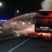 PO Bus Rosialia Indah habis terbakar di jalur tol antara Ngawi-Solon, Senin dinihari, 19 Januari 2026. Sebanyak 30 orang, 27 penumpang dan tiga kru, selamat dalam insiden itu. Hampir seluruh barang-barang penumpang ludes. Foto: vivanews.com
