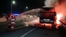 PO Bus Rosialia Indah habis terbakar di jalur tol antara Ngawi-Solon, Senin dinihari, 19 Januari 2026. Sebanyak 30 orang, 27 penumpang dan tiga kru, selamat dalam insiden itu. Hampir seluruh barang-barang penumpang ludes. Foto: vivanews.com