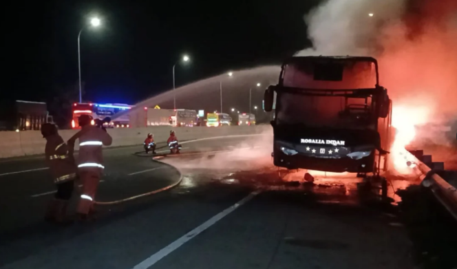 
					PO Bus Rosialia Indah habis terbakar di jalur tol antara Ngawi-Solon, Senin dinihari, 19 Januari 2026. Sebanyak 30 orang, 27 penumpang dan tiga kru, selamat dalam insiden itu. Hampir seluruh barang-barang penumpang ludes. Foto: vivanews.com